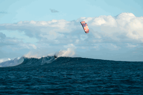 Duotone Neo SLS LEI kite durante il surf sulle onde nell'oceano aperto