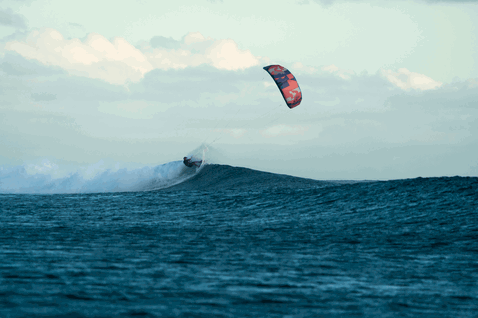 Duotone Neo SLS LEI kite durante il surf sulle onde nell'oceano aperto
