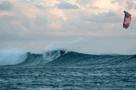 Aquilone LEI Duotone Neo SLS durante il surf sulle onde in oceano aperto con onde frangenti