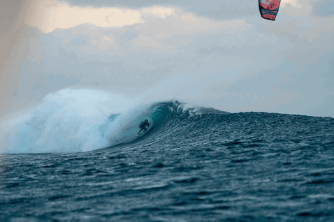Duotone Neo SLS LEI kite durante il surf sulle onde nell'oceano aperto