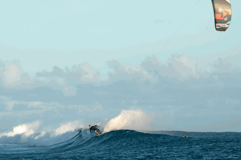 Duotone Neo D/LAB LEI kite en train de surfer des vagues sur l'océan ouvert à une vague de récif