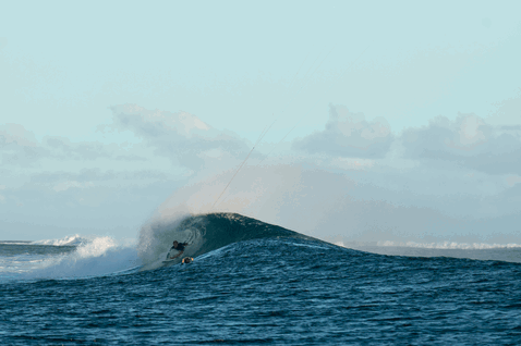 Duotone Neo D/LAB LEI kite lors du surf de vagues en océan ouvert