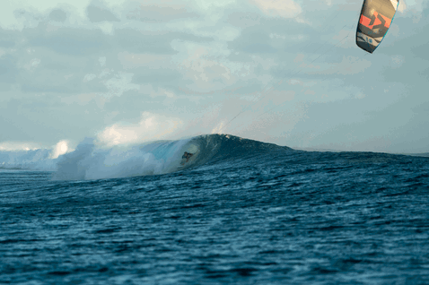 Duotone Neo D/LAB LEI kite lors du surf de vagues en océan ouvert sur un récif