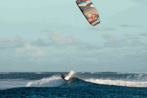 Duotone Neo D/LAB LEI kite lors du surf de vagues sur la plage de l'océan
