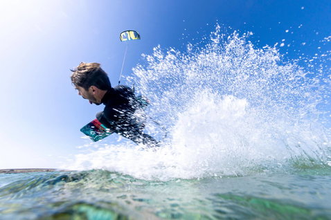 Duotone Select twin-tip kiteboard durante il kitesurf in oceano aperto