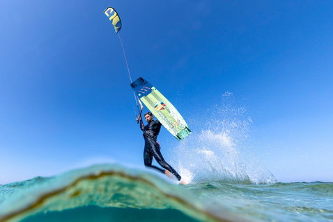 Duotone Select kiteboard twin-tip durante il kitesurf sull'oceano