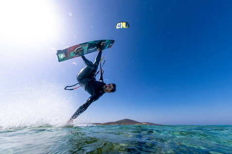 Duotone Select kiteboard twin-tip durante kitesurf su una spiaggia oceanica