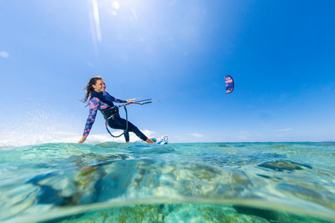 Duotone Soleil SLS planche de kitesurf twin-tip lors du kitesurf dans un lagon tropical