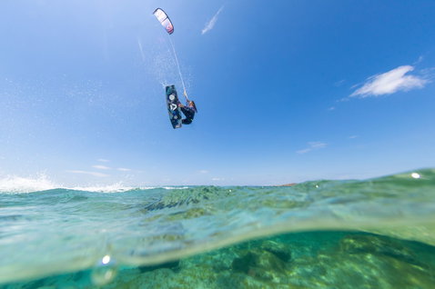 Duotone Soleil SLS planche de kitesurf twin-tip lors du kitesurf dans les eaux tropicales peu profondes