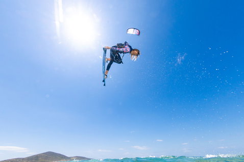 Kiteboard twin-tip Duotone Soleil SLS en kitesurf sur une plage océanique