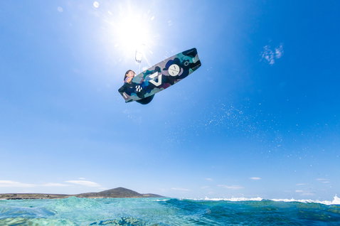 Duotone Soleil SLS planche de kitesurf twin-tip lors du kitesurf sur la plage de l'océan