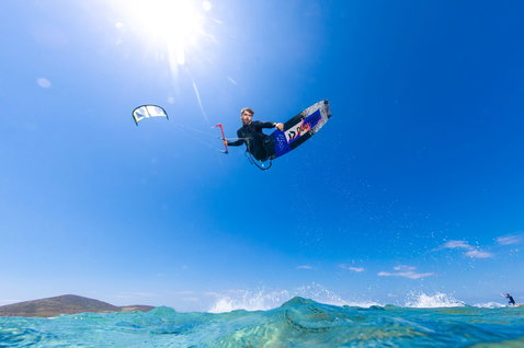 Duotone Select SLS twin-tip kiteboard during kitesurfing on the ocean