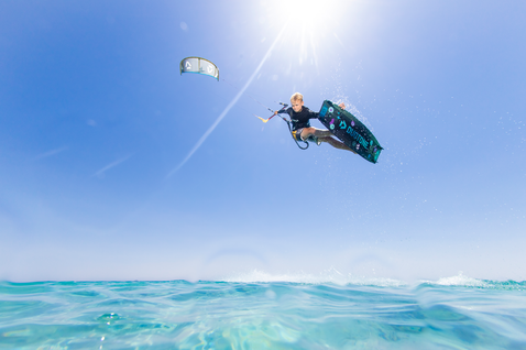 Duotone Shred twin-tip kiteboard 128cm kitesurfing on the ocean
