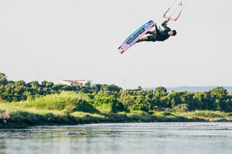 Duotone Team Series TS twin-tip kiteboard during kitesurfing on a flat water lagoon in Sardinia