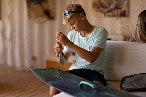 Duotone Shred twin-tip kiteboard 128cm during kitesurfing in an indoor beach hut