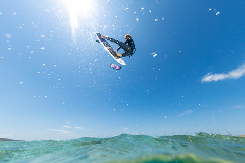 Duotone Fish D/LAB Kite-Surfboard beim Kitesurfen am Ozeanstrand