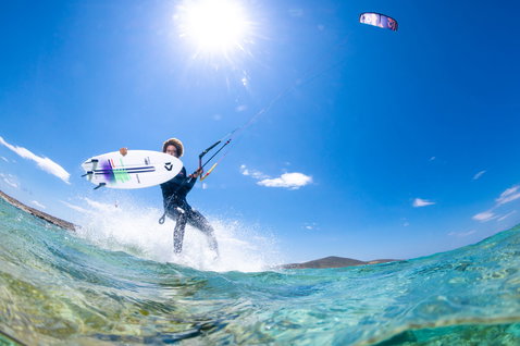 Duotone Fish D/LAB Directional Kiteboard beim Kitesurfen am Ozeanstrand