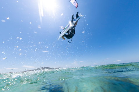 Duotone Fish D/LAB Kite Surfboard beim Kitesurfen im tropischen Meer