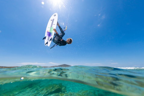 Duotone Fish D/LAB Kite Surfboard beim Kitesurfen im klaren tropischen Küstenmeer
