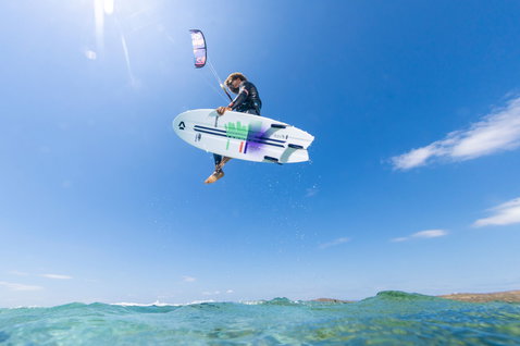 Duotone Fish D/LAB Directional Kiteboard beim Kitesurfen am Meer