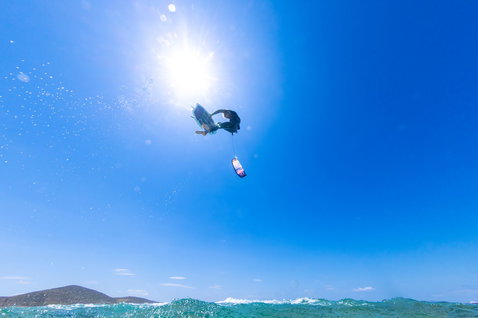 Duotone Fish D/LAB Kite-Surfboard beim Kitesurfen am Ozeanstrand