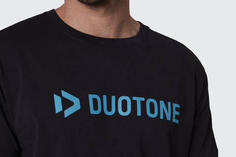 Camiseta de manga corta Duotone en negro con detalles en azul cian, en estudio