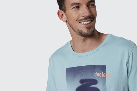 T-shirt a maniche corte in blu acqua con blu navy, pesca e grigio chiaro
