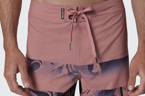 Boardshorts in rosa antico con grigio antracite e stampa astratta