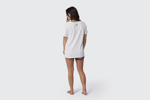 Duotone Kurzarm-T-Shirt in weiß und hellgrau getragen von einem Model im Studio
