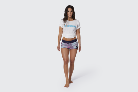Duotone Kurzarm-T-Shirt in weiß mit hellgrauem Detail getragen von einem Model im Studio