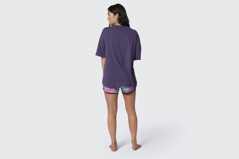 T-shirt donna a maniche corte in viola intenso con stampa grigio chiaro, foto in studio