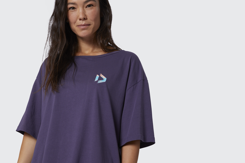 T-shirt manica corta in viola polveroso con azzurro e verde acqua