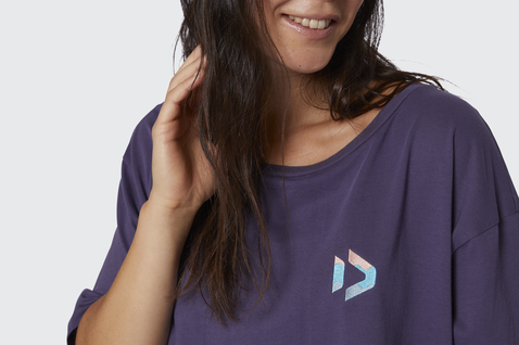 T-shirt blu-viola scuro con dettagli iridescenti rosa-blu
