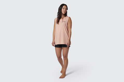 Tank Top in blassem pfirsich und schwarz auf Model