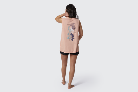 Duotone Tank Top in blassem pfirsich, staubigem blau, mauve und dunkelbraun auf einem Model im Studio