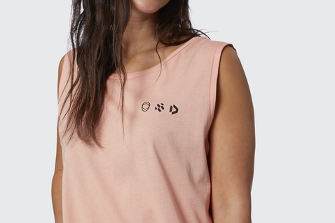 Tank Top in blush pink im Studio