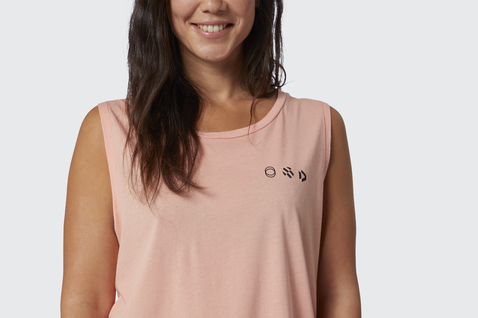 Tank Top in melonenrosa mit off-white und hellbeige Details an einem Model in Studioaufnahme