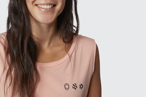 Tank Top in zartem rosa mit off-white und dunkelbraunem Logo an einem Model in Studioaufnahme