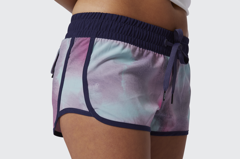 Duotone Apparel Hotshorts donna in blu navy con stampa multicolore in lilla, verde menta, rosa antico e malva