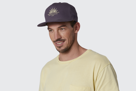 Duotone Snapback Cap in dunkel lila grau mit cremefarbener Stickerei