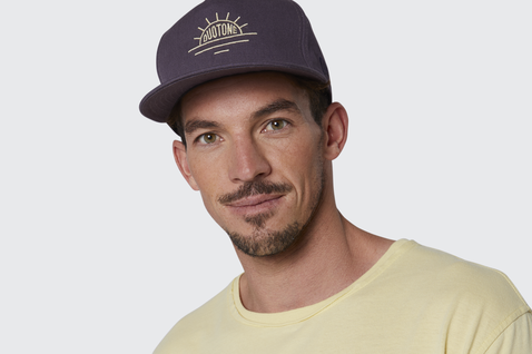Duotone Snapback Cap in dunkel marineblau lila mit goldgelber Stickerei