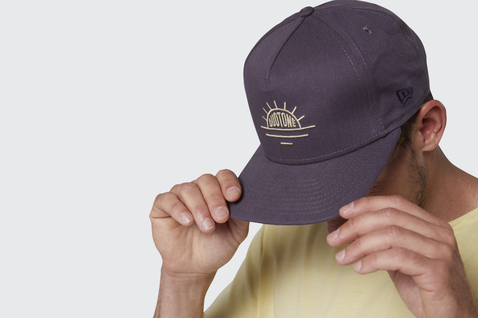 Duotone Snapback Cap in dunkel pflaumenviolett mit gold-brauner Stickerei