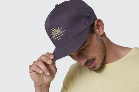 Duotone Snapback Cap in staubigem mauvelila mit gold-beiger Stickerei