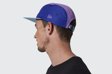 Duotone casquette 5 panneaux en bleu royal avec violet, visière bleu gris clair et panneau arrière bleu marine foncé