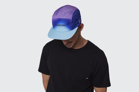 Casquette 5 panneaux en bleu marine foncé avec violet, bleu électrique et visière bleu clair