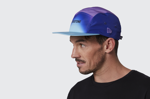 Casquette 5 panneaux Duotone en noir violet profond avec violet, bleu cobalt et bleu clair