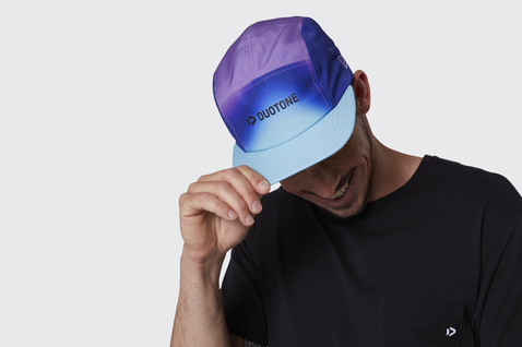 Duotone casquette 5 panneaux en violet profond avec bleu clair et violet