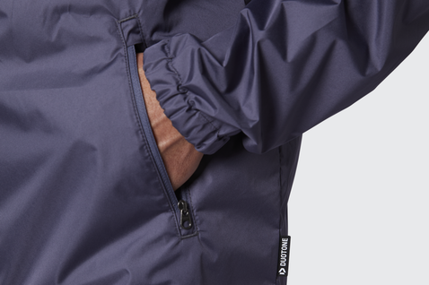 Duotone Kiteboarding Jacket Windbreaker unisex dettaglio in blu ardesia scuro e grigio chiaro