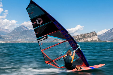 Duotone_Windsurfing_Warp_Fin_Action-Shots_4