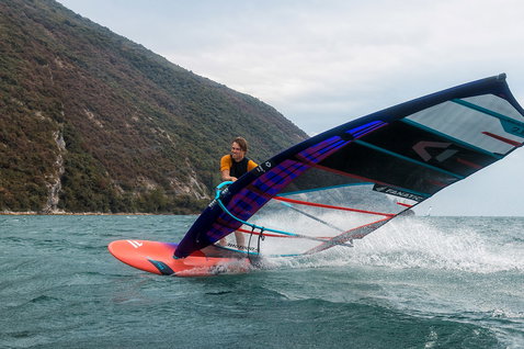 Duotone_Windsurfing_Warp_Fin_Action-Shots_2